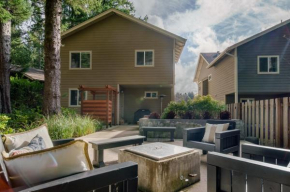 Beautiful reverse floor plan cottage fire pit outdoor shower short walk to beach fireplace decks 3309